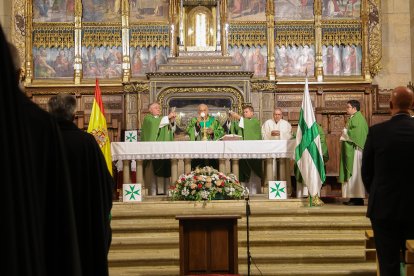Cruzamiento e Investidura de nuevos Caballeros y Damas del Gran Priorato de España de la Orden Militar y Hospitalaria de San Lázaro de Jerusalén