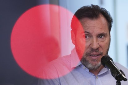 El ministro de Transportes, Óscar Puente, comparece ante los medios de comunicación en el Centro de Control del gestor de la infraestructura ferroviaria.