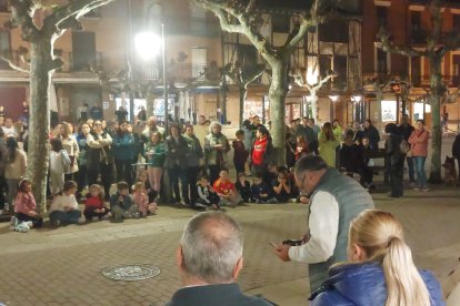 Jóvenes y mayores participaron en el minuto de silencio en apoyo a las víctimas