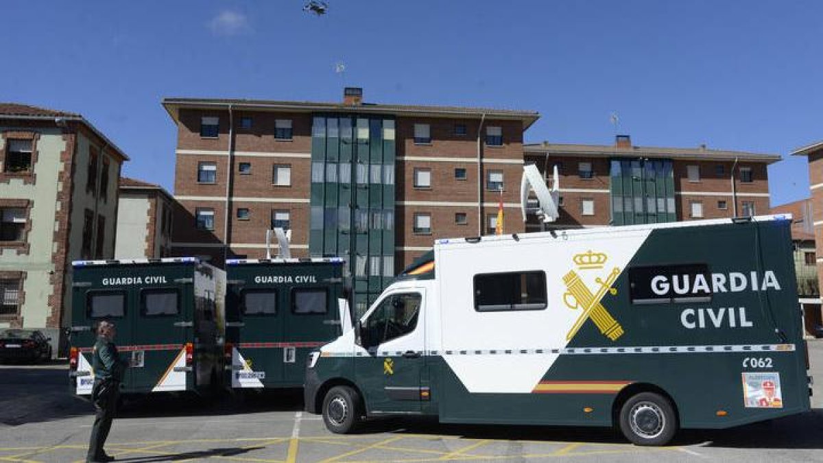 El director general de la Guardia Civil, Leonardo Marcos, presenta en León las nuevas oficinas móviles de atención a la ciudadanía y al peregrino