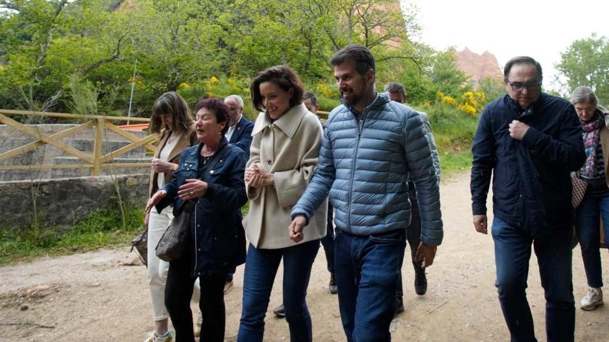 El secretario general del PSCyL, Luis Tudanca, el presidente del Consejo Comarcal de Bierzo, Olegario Ramón, y el alcalde de Carucedo, Alfonso Fernández, hacen un recorrido por el Monumento Natural de Las Médulas