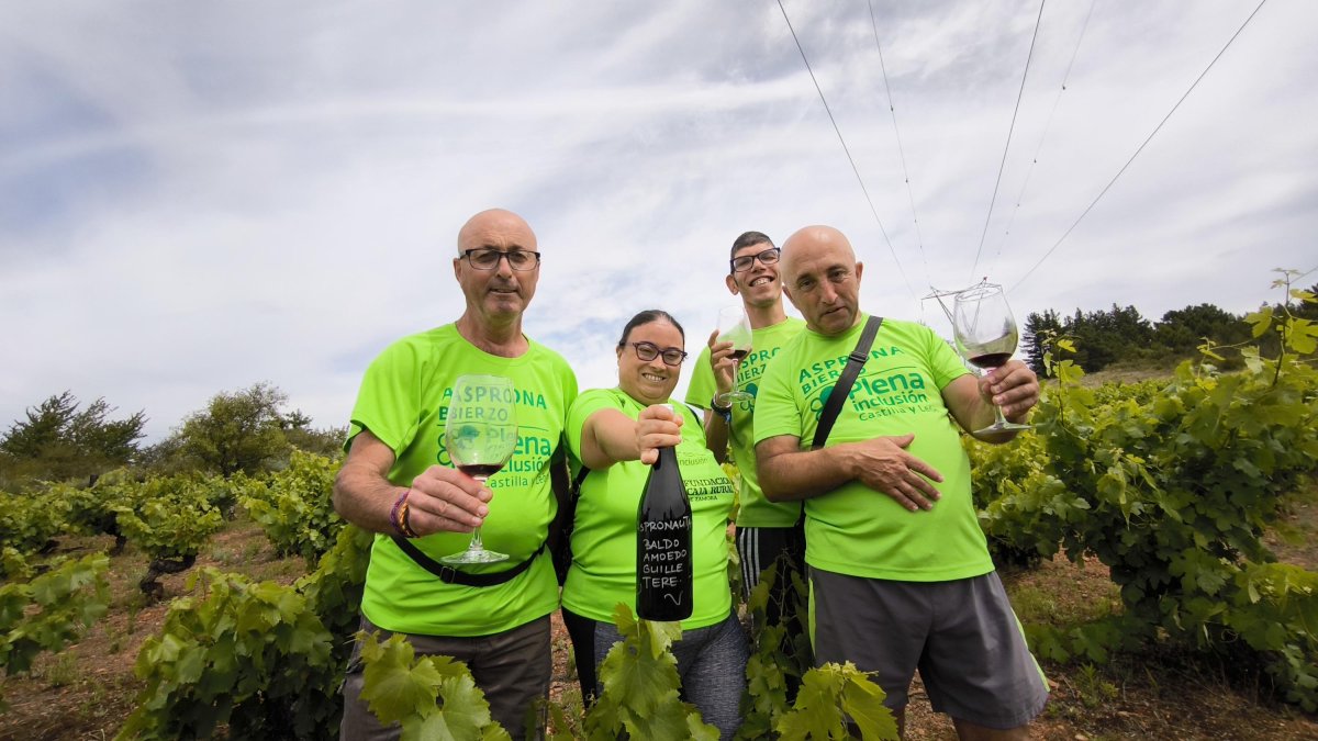 Los cuatro usuarios de Asprona implicados en el proyecto vitivinícola.