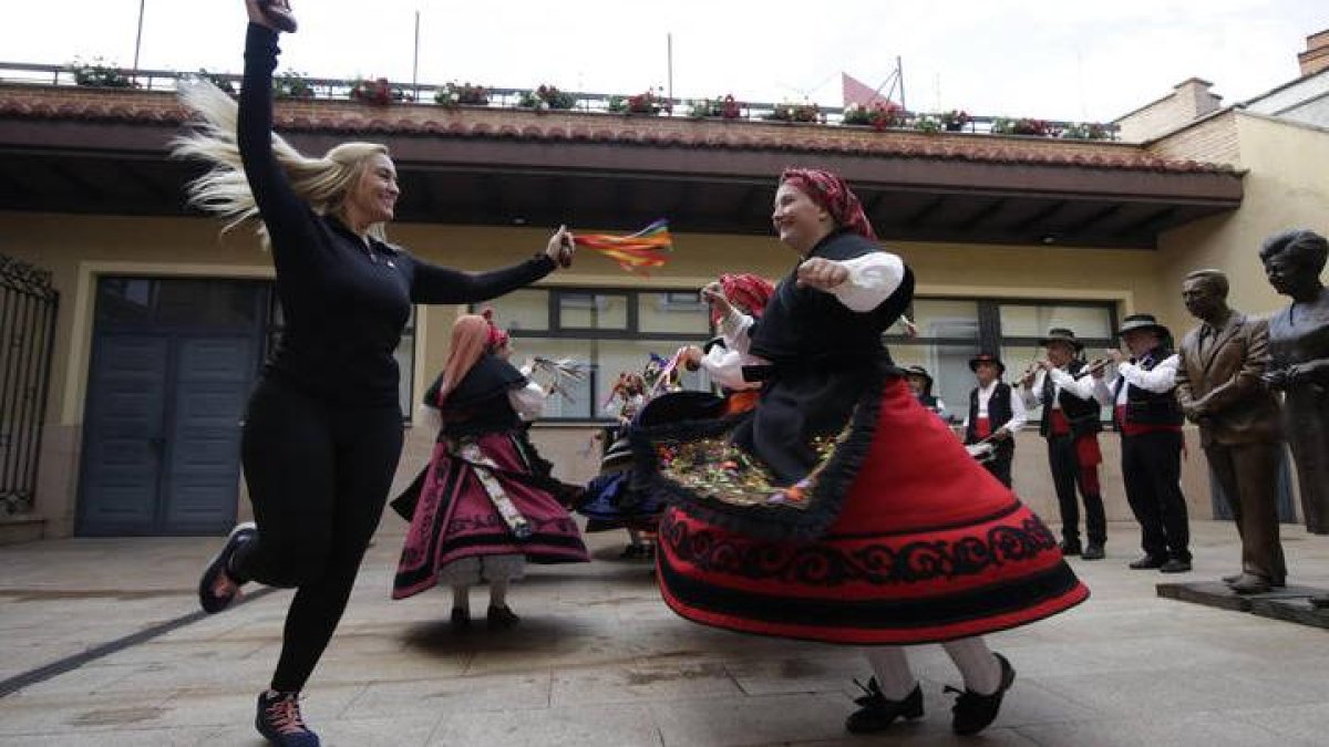 Sofía, directora de la agrupación de bailes de la Casa de León en México, perfecciona bailes del folclore leonés en el Museo de la Emigración Leonesa.