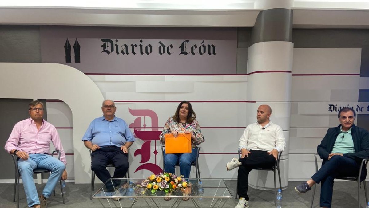 Participantes en la mesa redonda 'senderos, descubriendo el territorio'. RAMIRO