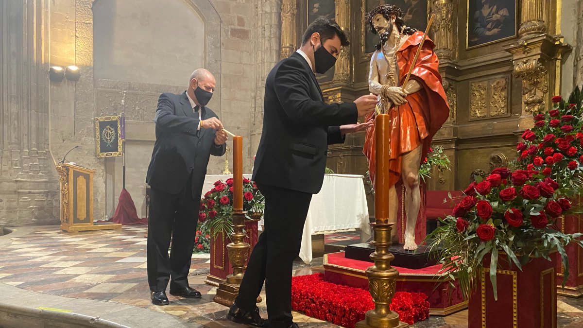 Luis Carlos Sinde y Adrián Alonso encendieron las velas a Nuestro Padre Jesús de la Misericordia. MAZ