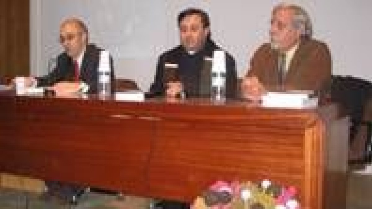 Manuel Arias, Miguel Ángel González y Martín Martínez ayer durante la presentación del libro