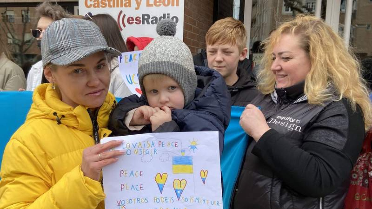 Los niños y sus madres fueron a despedir ayer la caravana humanitaria que espera Ucrania en poco más de dos días. RAMIRO