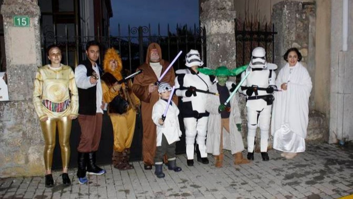 Un grupo disfrazado de La guerra de las galaxias en el Carnaval de Boñar de 2018. CAMPOS