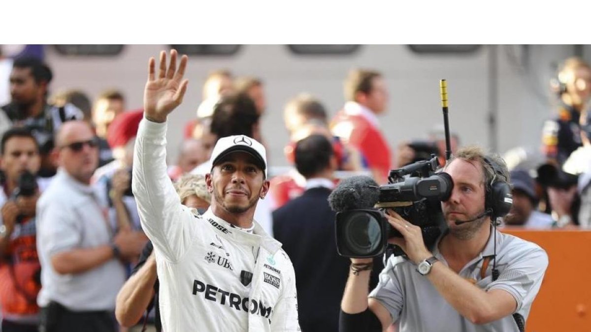 Lewis Hamilton saluda a sus seguidores tras lograr la pole en Malasia.