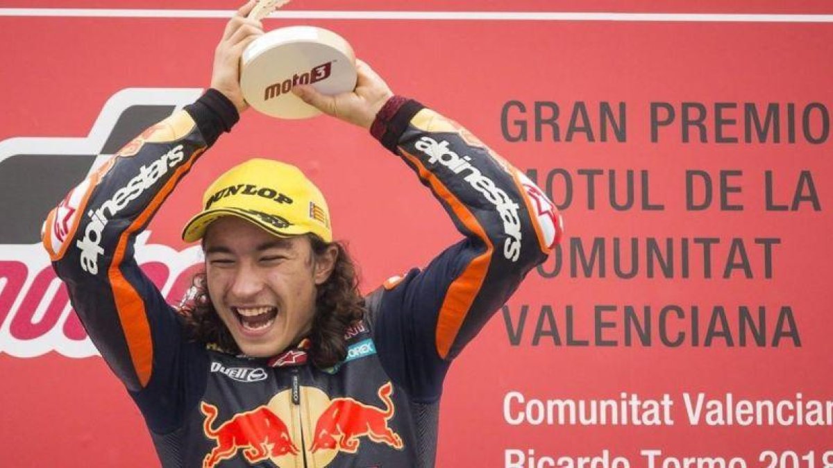 El turco Can Oncu celebra su victoria y récord en el podio de Cheste (Valencia).