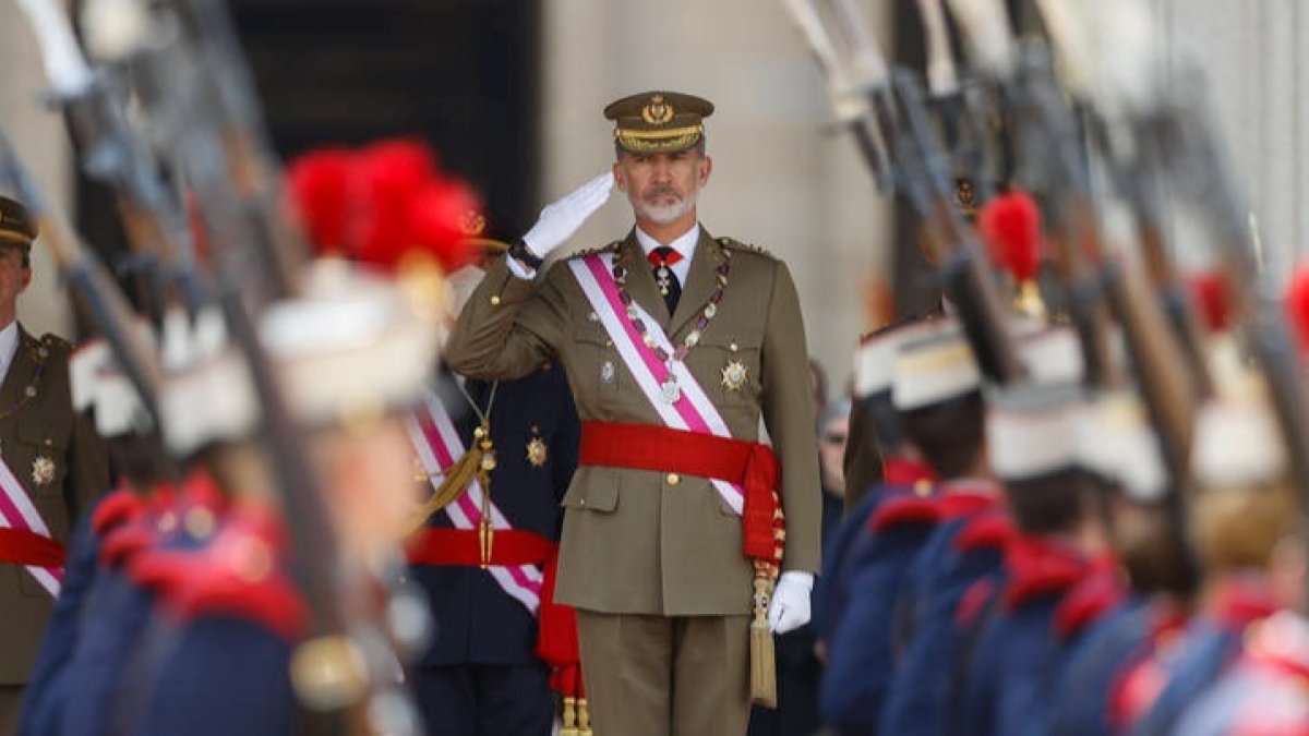 El rey Felipe VI, con la Real y Militar Orden de San Hermenegildo. JUAN CARLOS HIDALGO