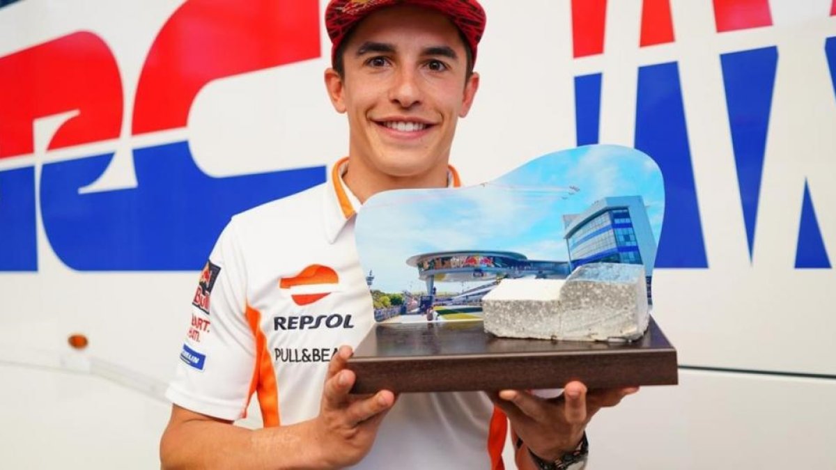 Jerez le ha regalado hoy a Marc Márquez un trozo de los antiguos pianos del remozado circuito.