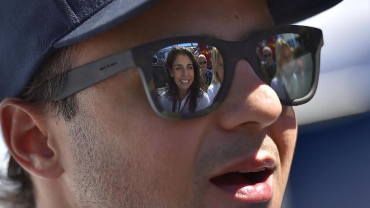 Felipe Massa habla con una periodista en Spa-Francorchamps, el pasado 25 de agosto.
