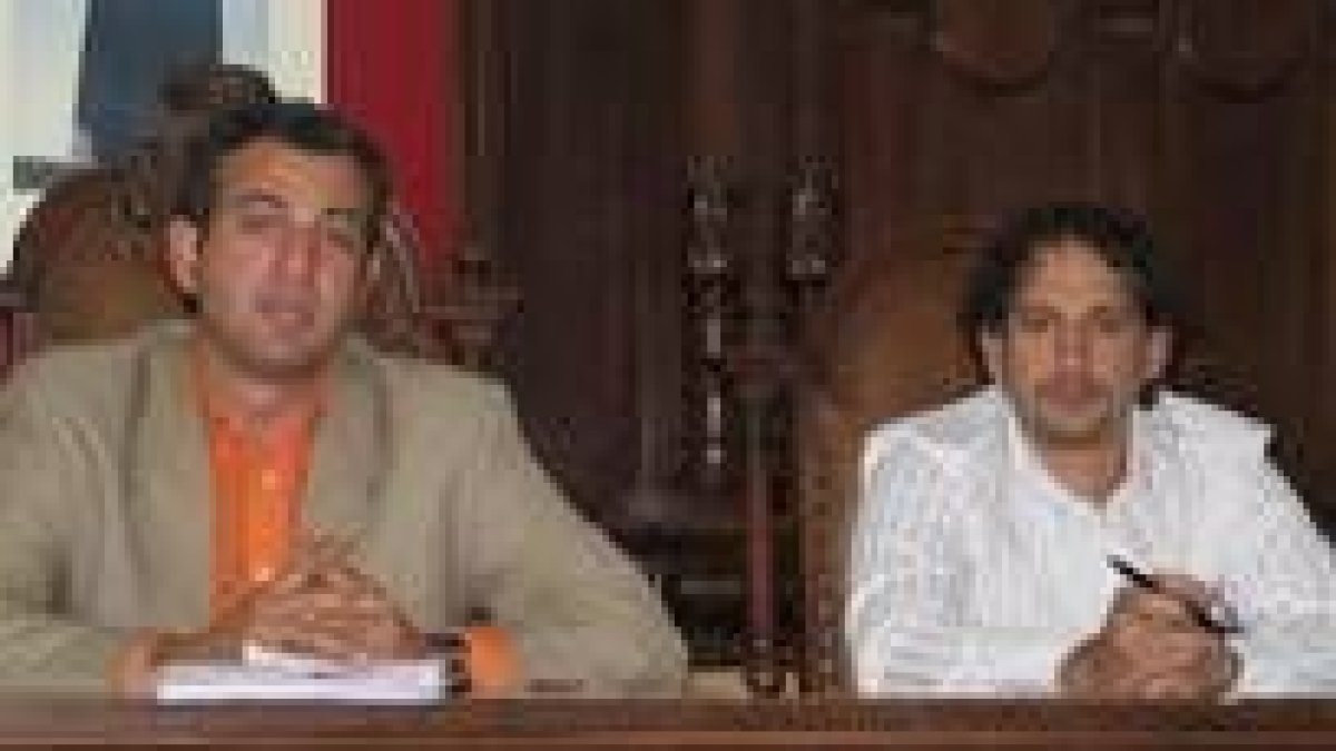 Nicanor Sen, alcalde de Cistierna y Javier Arias, teniente alcalde del consistorio de Cistierna