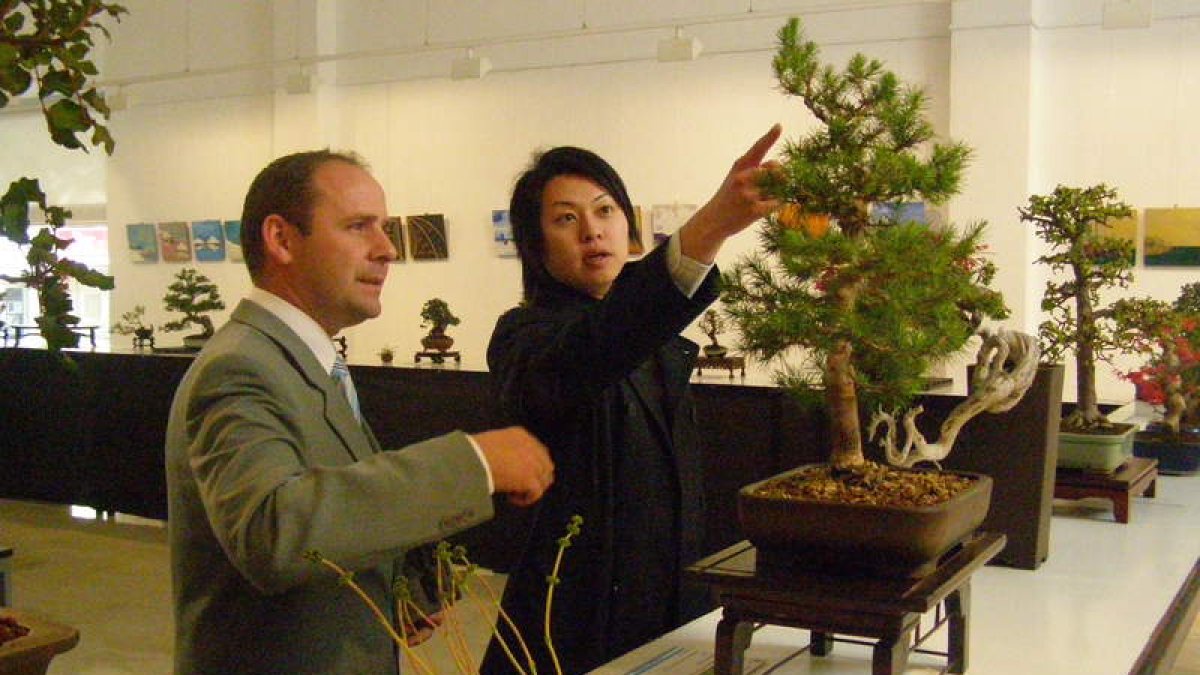 Juan Carlos López, con el cónsul de Japón, en el congreso de bonsáis de este año.