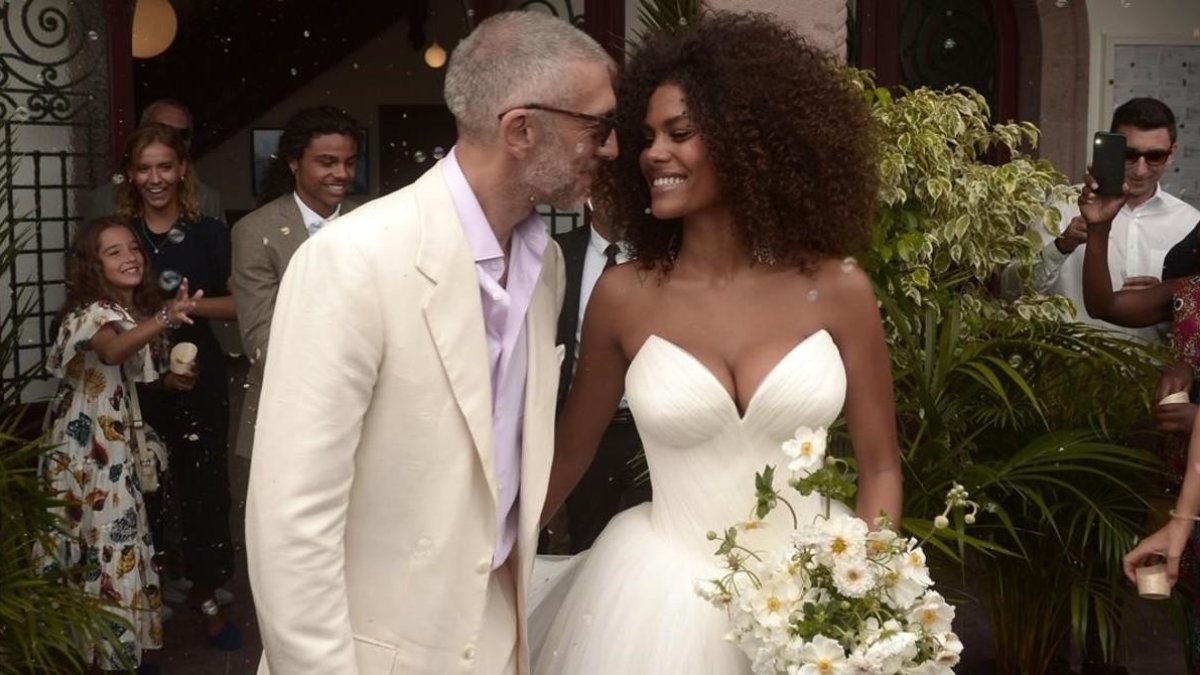 El actor Vicent Cassel y su novia, Tina Kunakey, en su boda en Bidart, al sur de Francia.