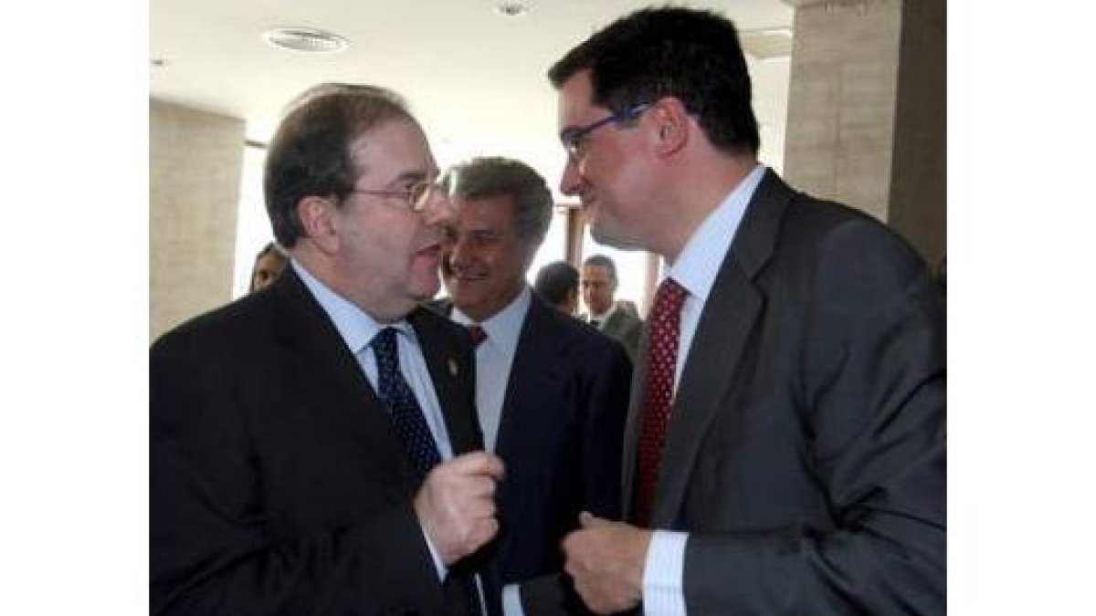 Herrera y Fernández se saludan efusivamente en presencia del presidente de las Cortes.