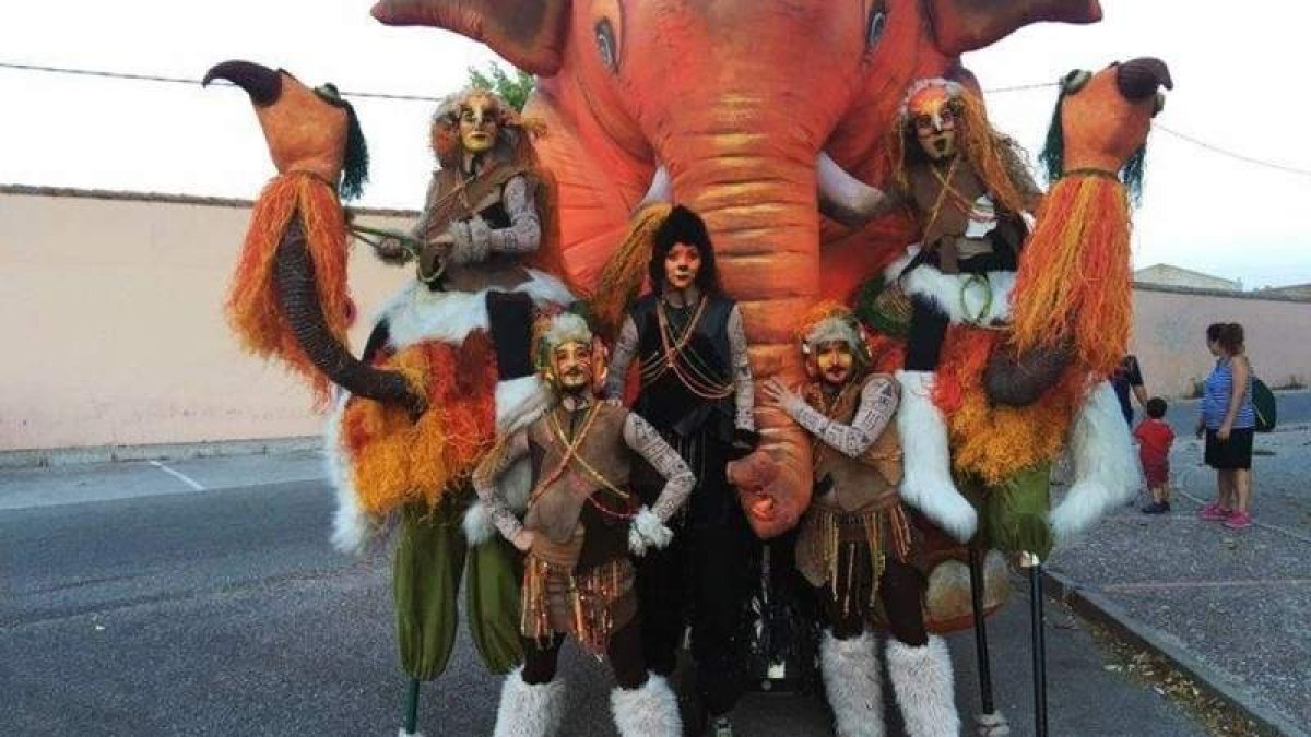 El espectáculo de calle de la compañía valenciana abre el desfile de Carnaval este domingo 19 en Vega de Espinareda. DL