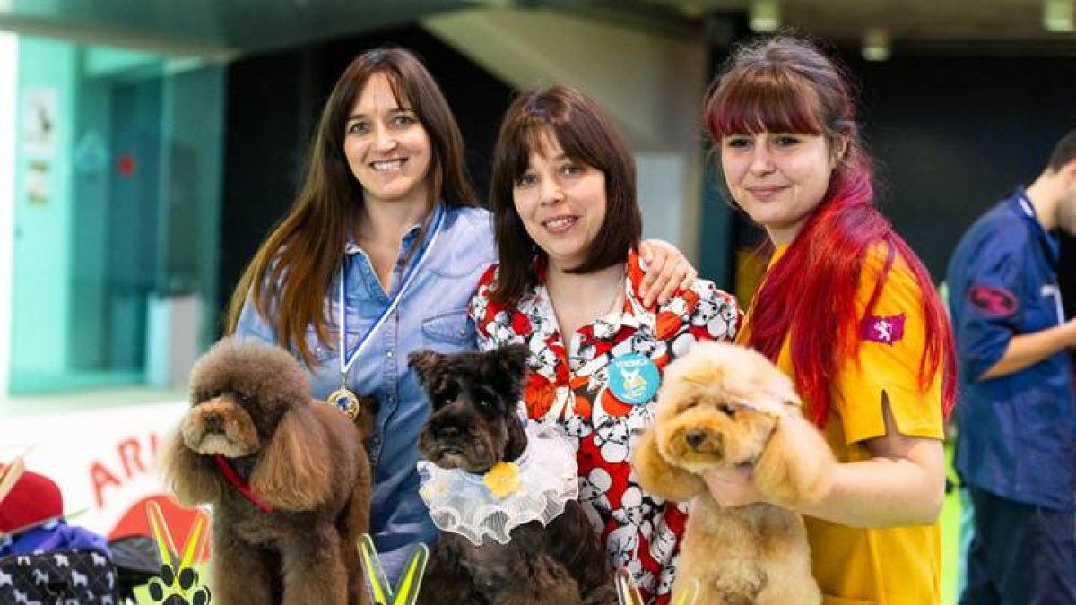 Ana Mateos, Verónica de Paz y Sara del Fueyo con los perros premiados. DL
