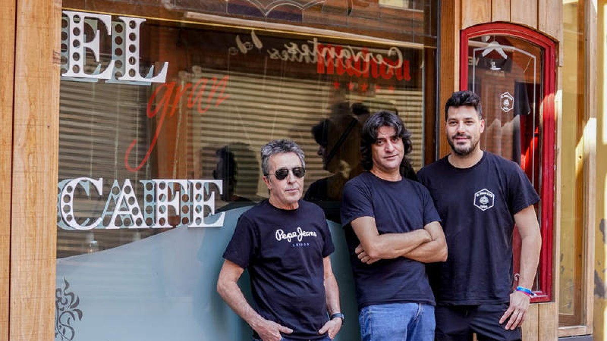 El homenaje a Buru está organizado por (de izquierda a derecha) Pepe Ámez, Mario Álvarez y Guillermo Mateo Borregán. MIGUEL F. B.