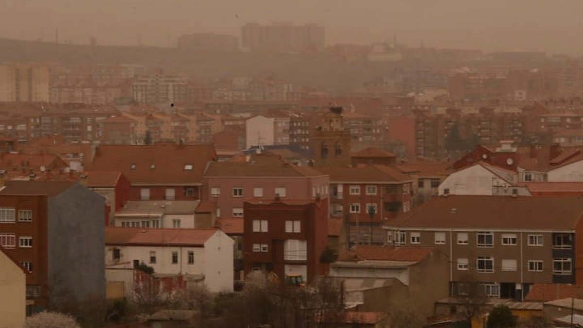 El episodio más fuerte que se recuerda de polvo saharaiano en León en en marzo de 2019, en la imagen. RAMIRO