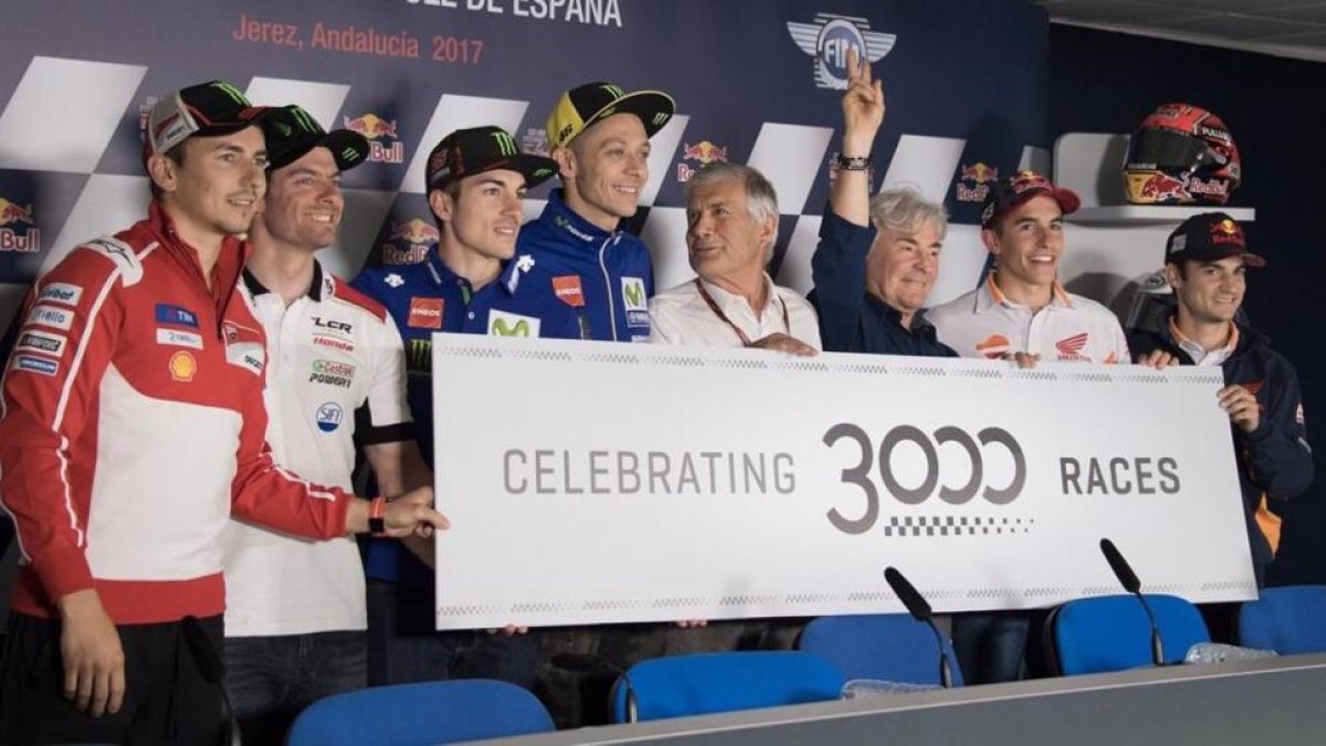 Lorenzo, Crutchlow, Viñales, Rossi, Agostini, Nieto, Márquez y Pedrosa, hoy en Jerez, celebrando el GP nº 3.000.