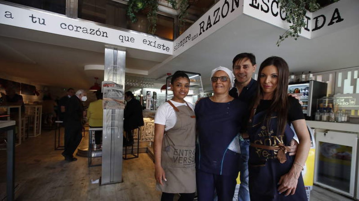 El equipo del Entreversos, en pleno centro de León. RAMIRO