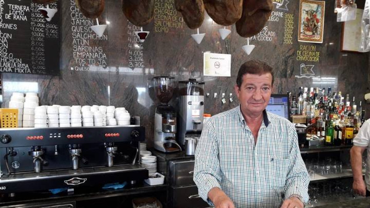 Antonio
Cotado
Velasco es
el gerente
del
Restaurante
La
Magdalena
de
Combarros,
un lugar en
el que a
diario
recuperan
fuerzas
muchos
viajeros y
camioneros
que
transcurren
por la A-6