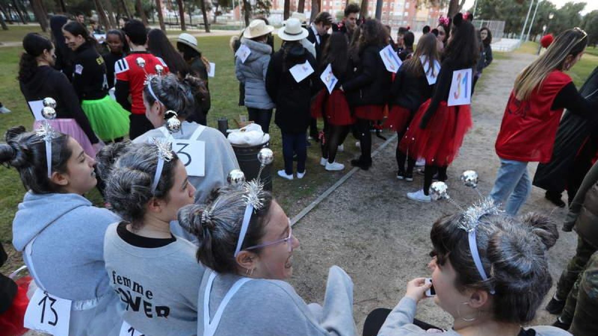 Los grupos de jóvenes partieron desde el parque del Temple y animaron la tarde en toda la ciudad para buscar las 36 tarjetas con un total de 950 euros. ANA F. BARREDO