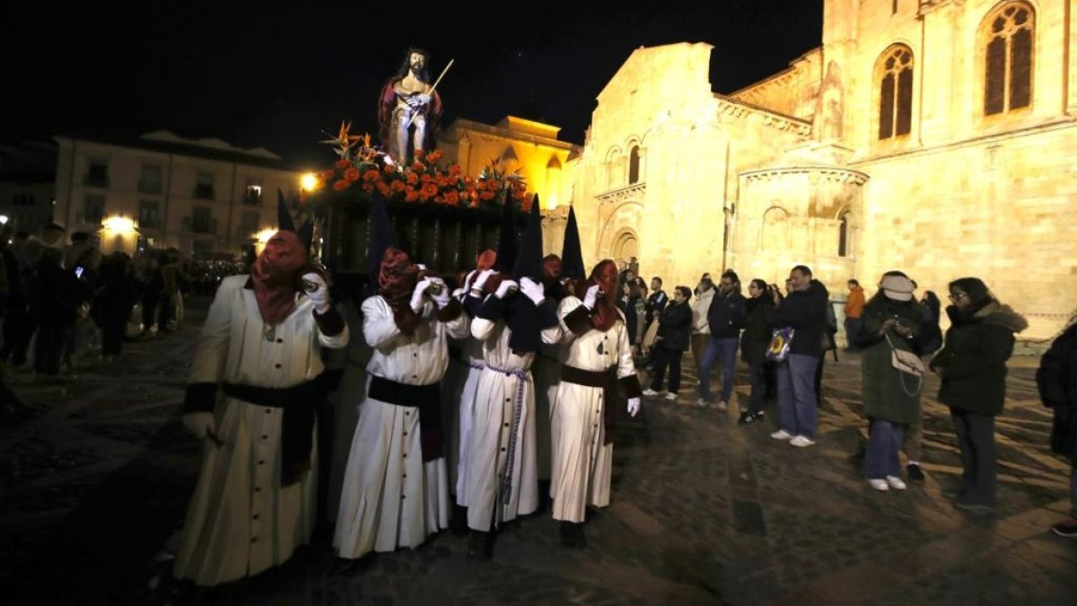 La Flagelación de Santa Lucía de Gordón procesionó con Santa Marta. RAMIRO