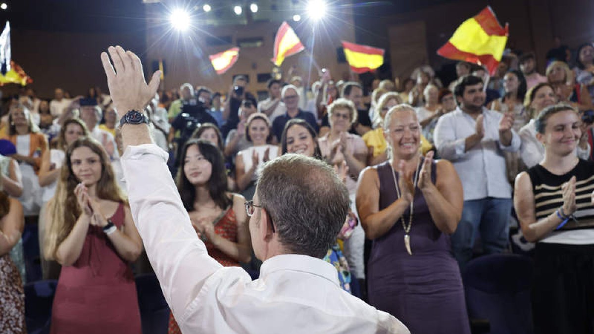 Feijóo durante un acto de la campaña electoral, ayer en Valencia. BIEL ALINO
