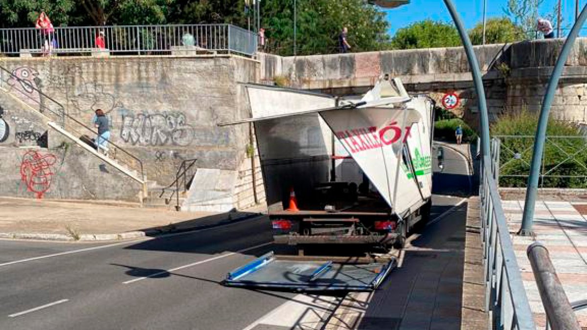 Estado en el que quedó el camión tras empotrarse contra el ojo del puente. DL