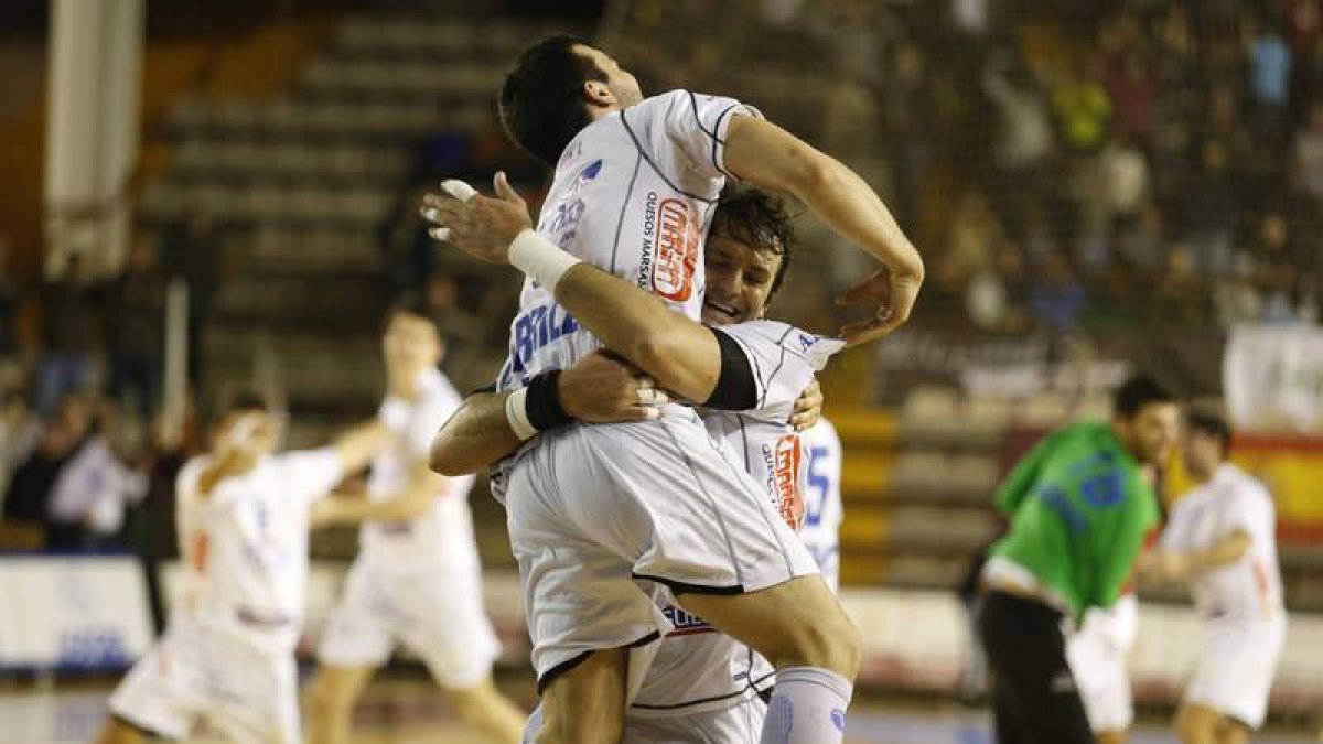 Gonzalo Carou abraza a José Mario Carrillo, autor material del pase a la fase de grupos de la Copa EHF al transfomar el penalti ante el Nexe.