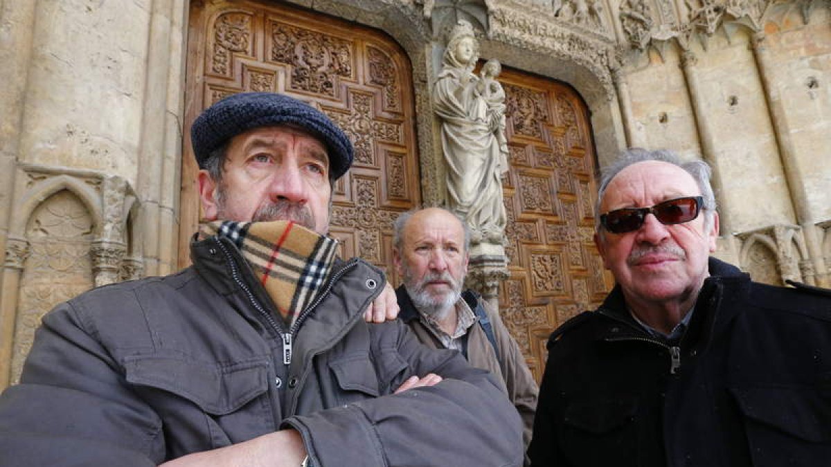 José Andrés, Pelayo y Santiago Seoane orgullosos de que una obra de su padre, la reproducción de la Virgen Blanca, presida la puerta occidental de la joya leonesa