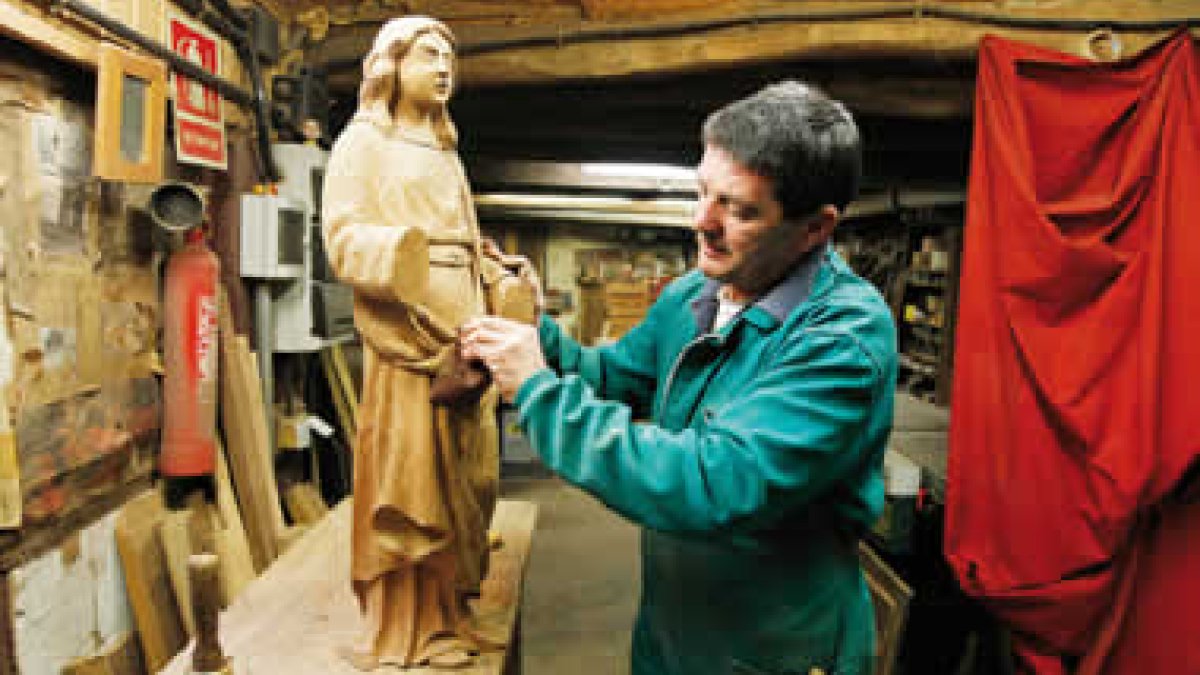 Juan de Dios tallando en su taller de Lorenzana.