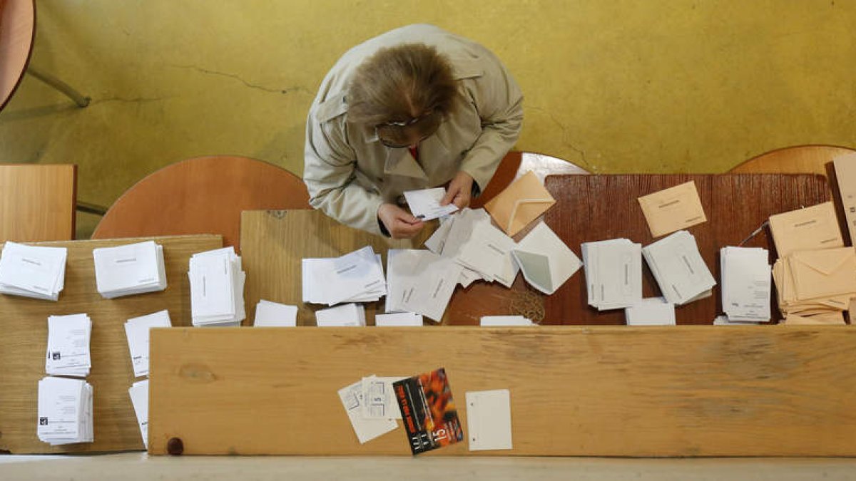 Una votante leonesa durante elecciones celebradas hace cuatro años. FERNANDO OTERO