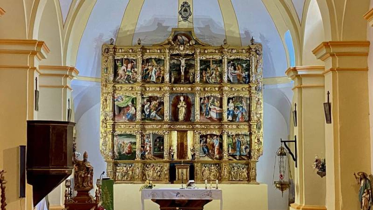 El retablo mayor de la iglesia de San Pedro Apóstol responde a los cánones del renacimiento castellano. La estructura, los relieves y la talla de San Pedro datan del siglo XVI y las tallas del Calvario y la Virgen del Rosario, del XVII. RAMIRO