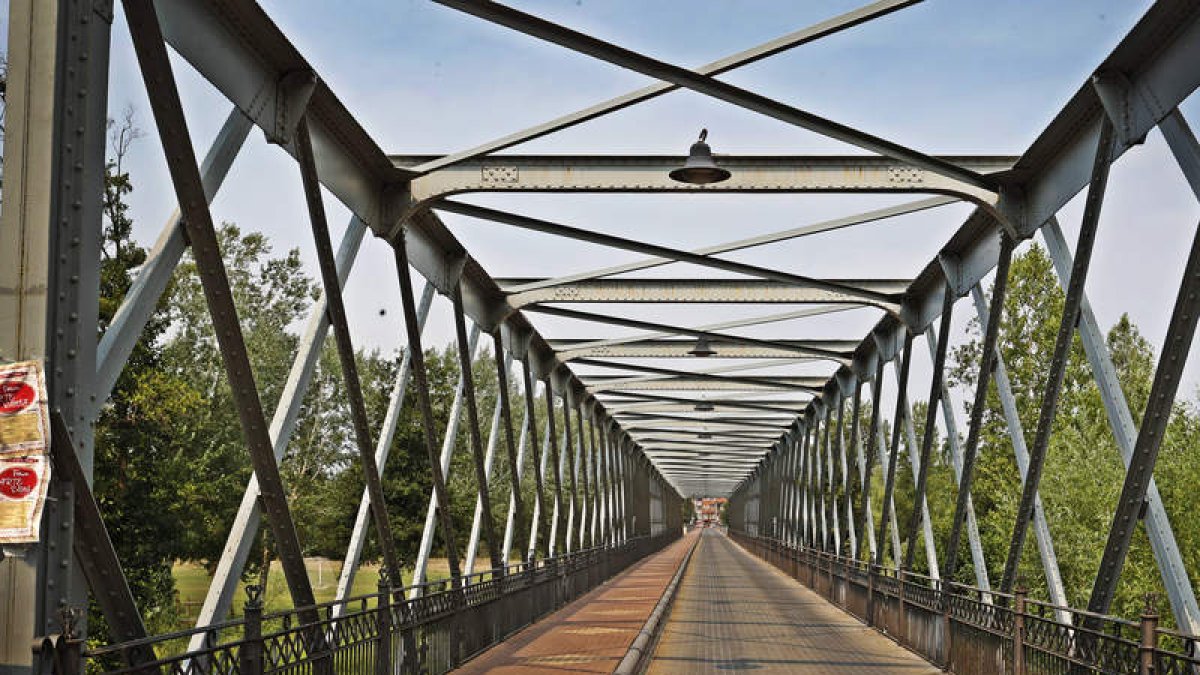 El puente que une Carrizo y Villanueva