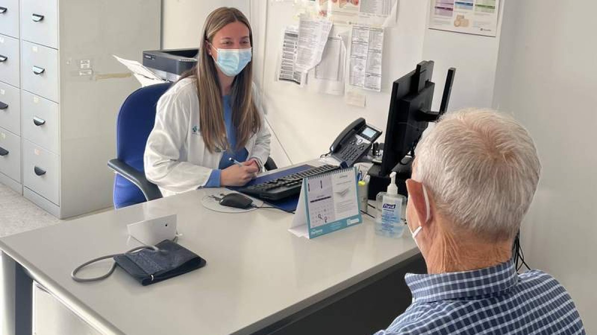 Una médico atiende a un paciente durante una consulta de Atención Primaria. DL