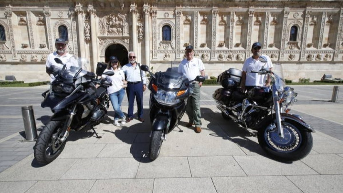 Juan Carlos Cantón, Mónica Murcientes, Hilario González, Ramón Carro y Javier Fernández, con las motos. J, NOTARIO