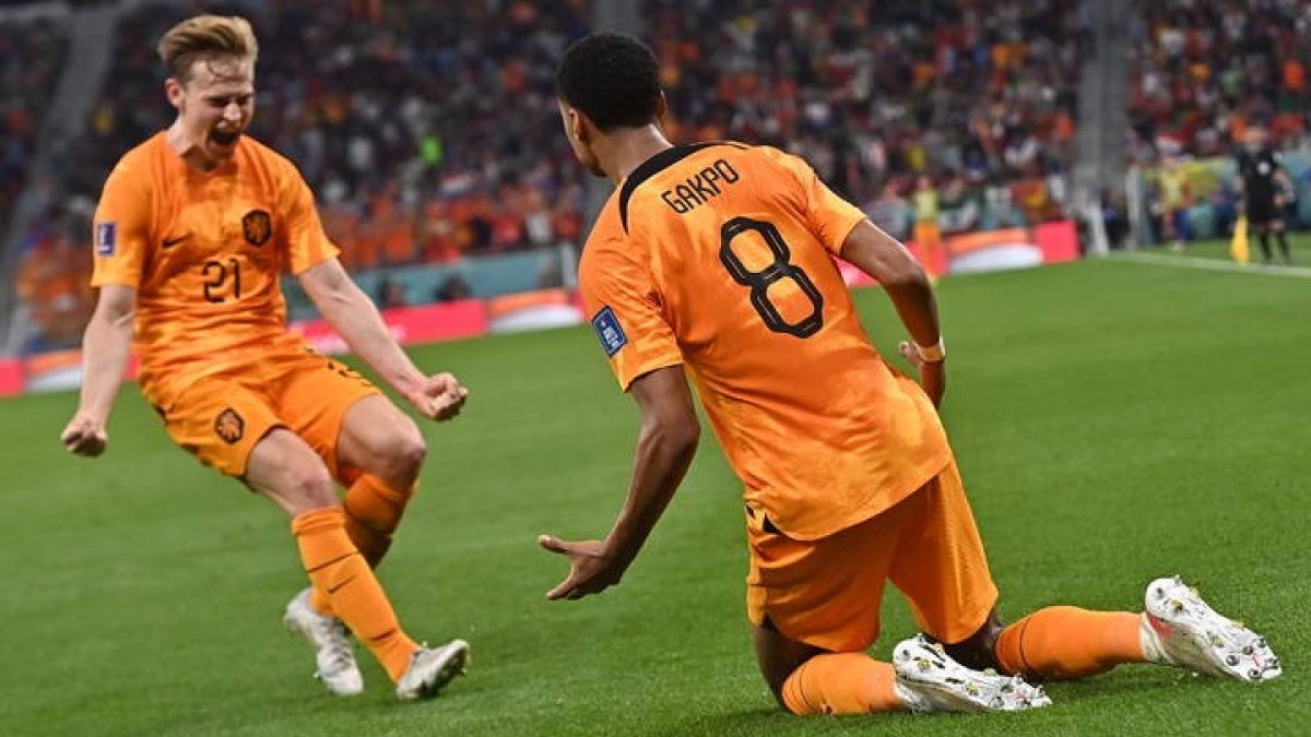 Cody Gakpo celebra con su compañero Frenkie de Jong uno de los dos goles de Países Bajos. NOUSHAD THEKKAYIL