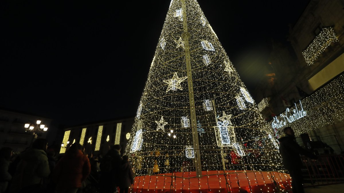 Iluminación navideña en Ponferrada. ANA F. BARREDO