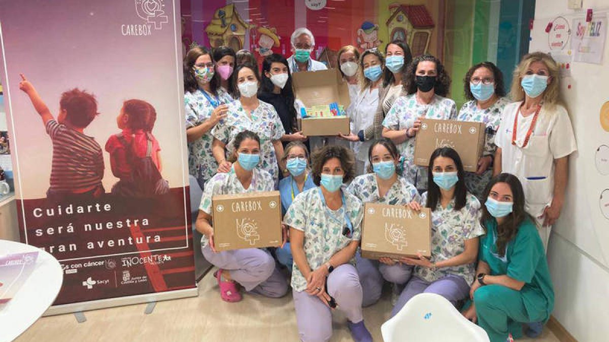 El equipo de Pediatría del Caule con la ‘Carebox’ que hará más fácil la vida de niños con cáncer en el Hospital. DL