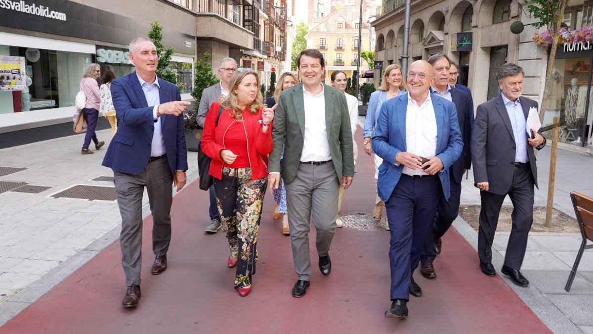 Mañueco con los aspirantes a las alcaldías de Castilla y León pasea por Valladolid. ICAL