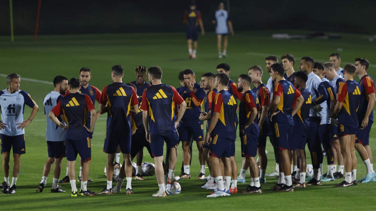 La selección española ya entrena en suelo catarí preparando su debut del próximo miércoles frente a Costa Rica. JUANJO MARTIN