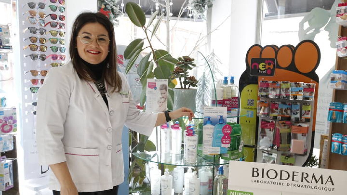 Brenda Campo, en su farmacia de San Justo de la Vega. RAMIRO