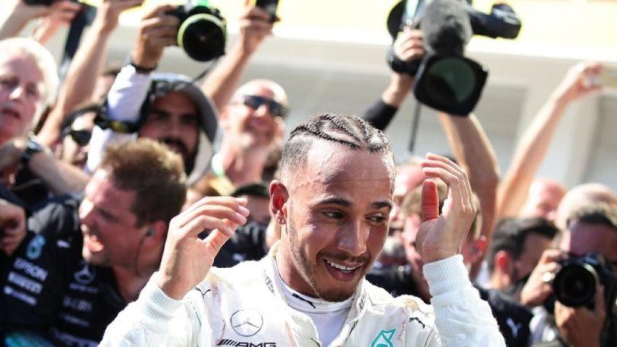 Lewis Hamilton celebra su victorias tras bajarse de su Mercedes en Hungaroring.