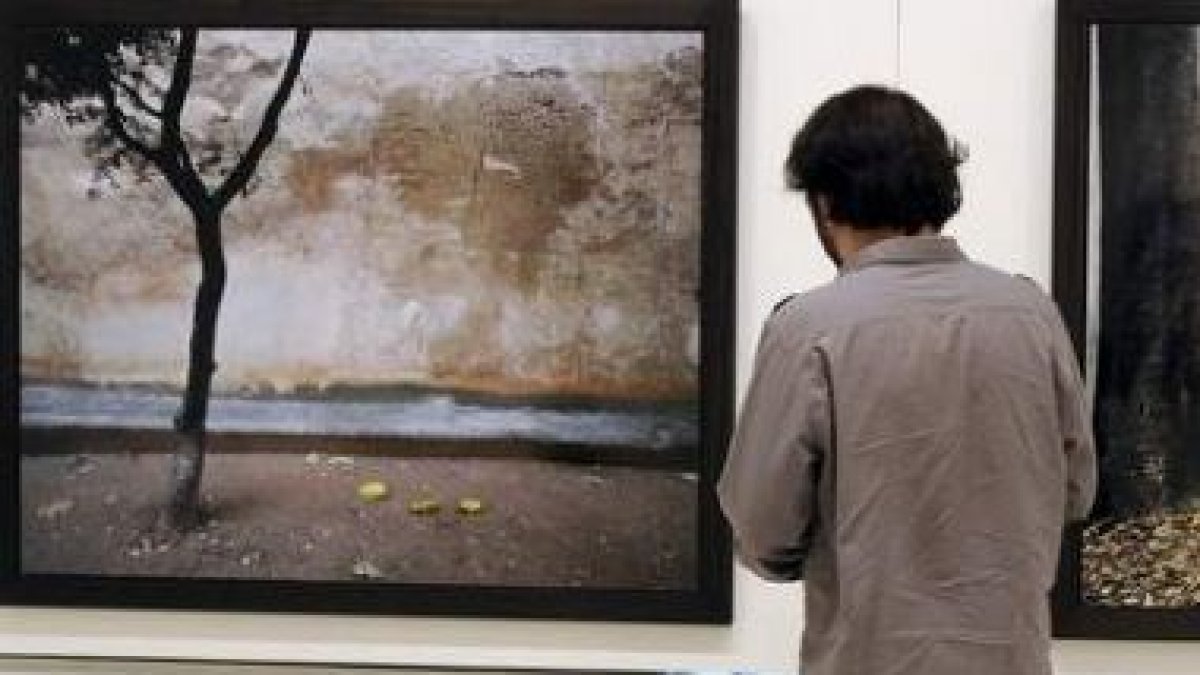 Un visitante observa una de las imágenes que compone la exposición.