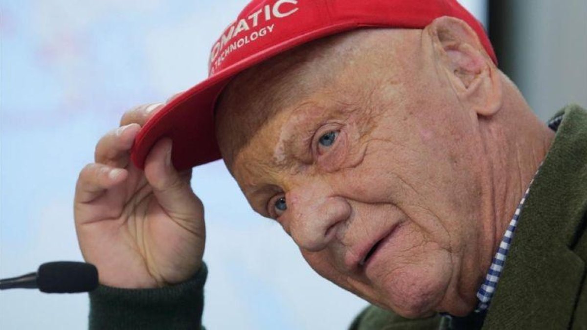 Niki Lauda, campeonísimo austriaco de F-1, en peligro tras un trasplante de pulmón.