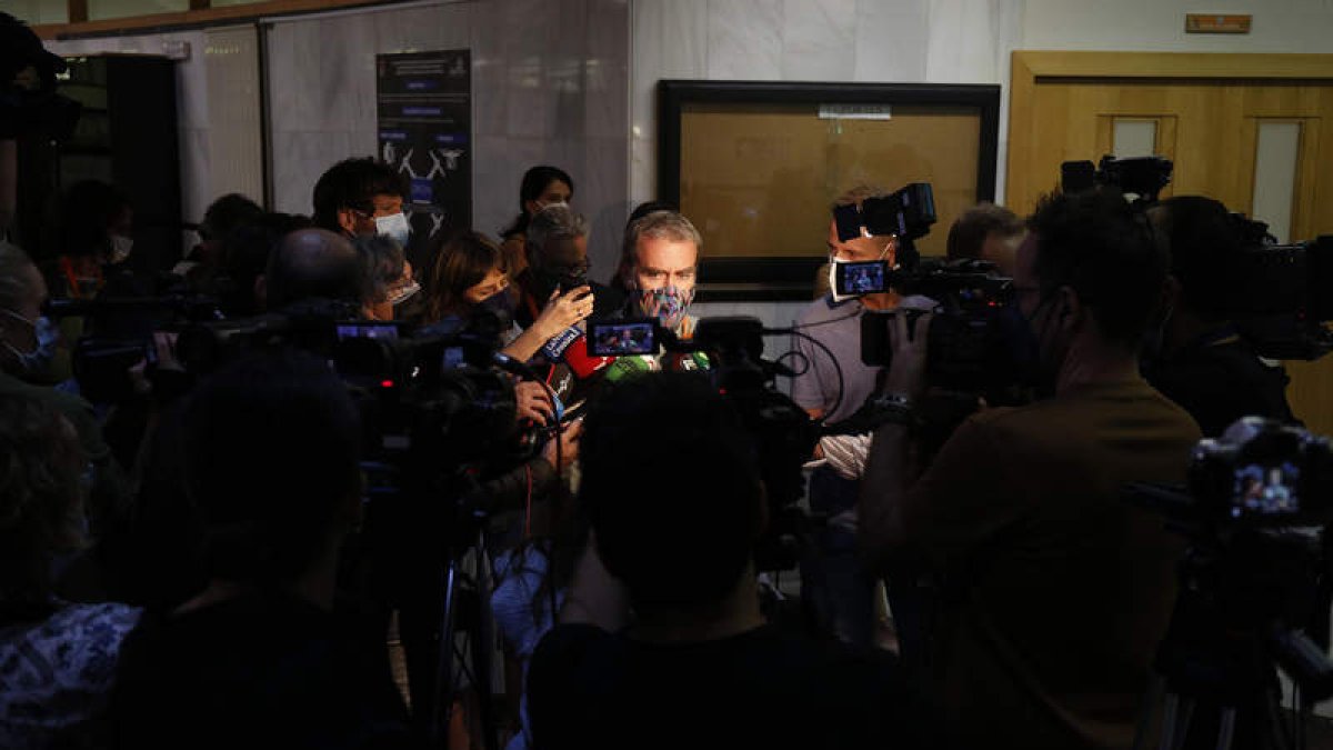Fernando Simón atiende a los periodistas en el hall de Ingenierías antes de comenzar su ponencia. FERNANDO OTERO